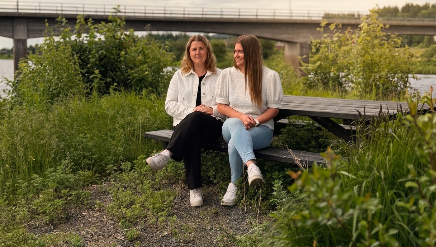Två av oss på en bänk vid bron och vattnet i Vansbro